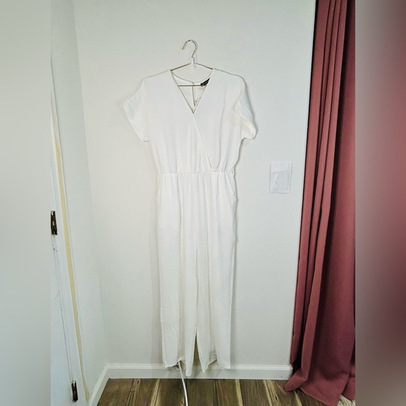 Pretty Garden White Jumpsuit Medium Wrap V-Neck Wide Leg One Piece Outfit - Picture 1 of 10